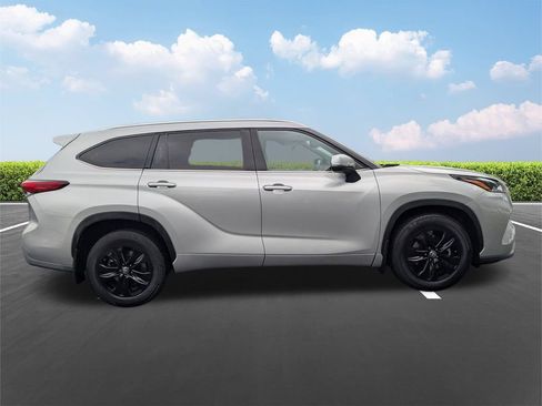 Used 2021 Toyota Highlander XLE AWD/4WD image 3