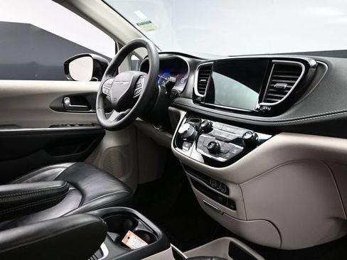 Certified 2022 Chrysler Pacifica Touring-L AWD/4WD image 14