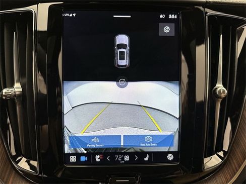 Certified 2023 Volvo XC60 B6 Ultimate w/ Climate Package image 17