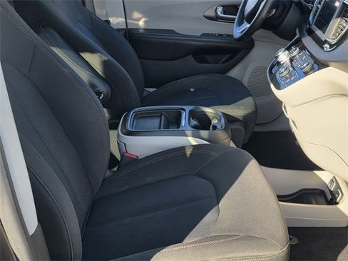 Used 2020 Chrysler Pacifica Touring image 16