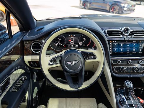 Used 2021 Bentley Bentayga AWD/4WD image 14