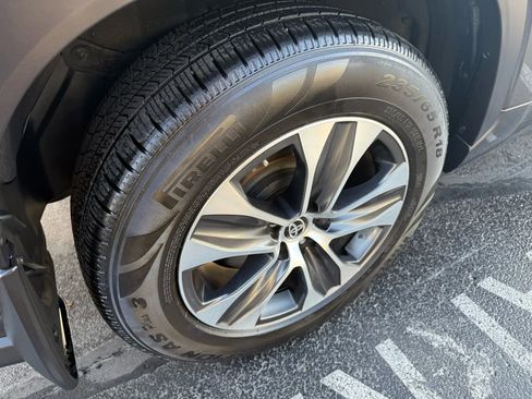 Used 2021 Toyota Highlander XLE image 11