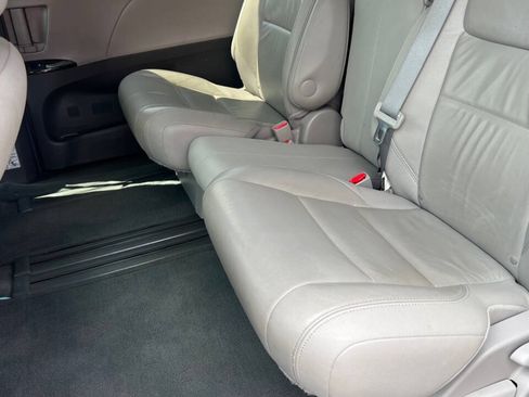 Used 2015 Toyota Sienna XLE FWD image 7
