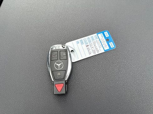 Used 2010 Mercedes-Benz SLK 300 image 26