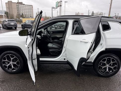 Used 2024 Jeep Compass Limited image 18