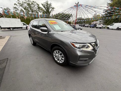 Used 2017 Nissan Rogue S image 2