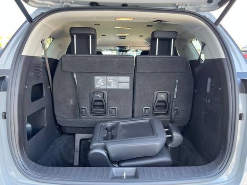 Used 2023 Kia Carnival EX FWD image 21