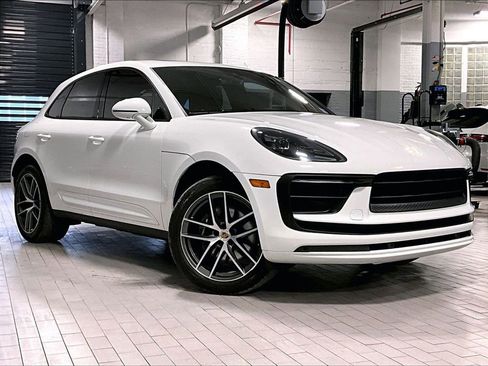 Certified 2022 Porsche Macan image 7