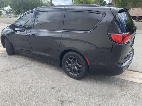 Used 2019 Chrysler Pacifica Touring-L FWD image 19