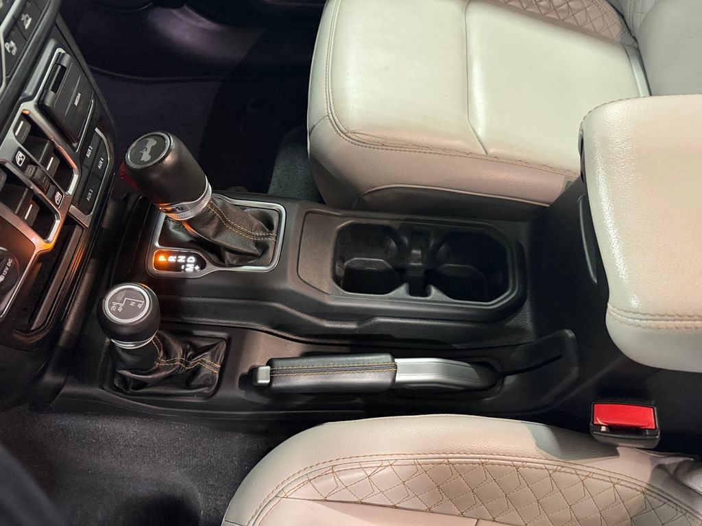 Used 2022 Jeep Wrangler Unlimited Sahara AWD/4WD image 36