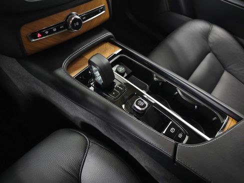 Certified 2024 Volvo XC90 T8 Plus w/ Protection Package Premier AWD/4WD image 34