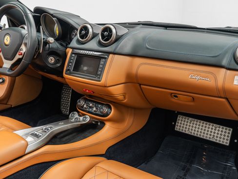 Used 2010 Ferrari California RWD image 14