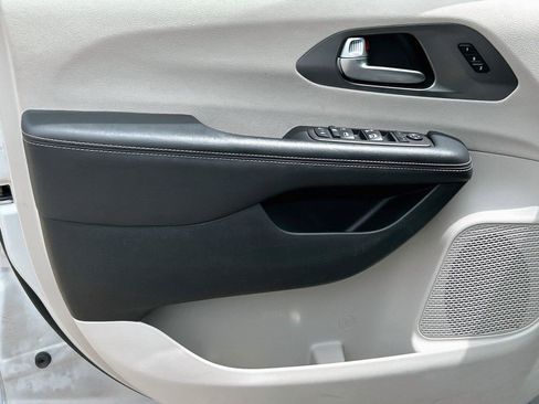 Used 2024 Chrysler Pacifica Touring-L FWD image 24