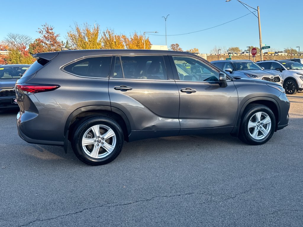 Used 2022 Toyota Highlander LE AWD/4WD image 10