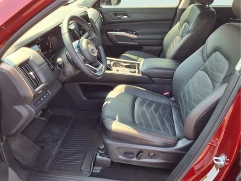 Used 2024 Nissan Pathfinder Platinum AWD/4WD image 18