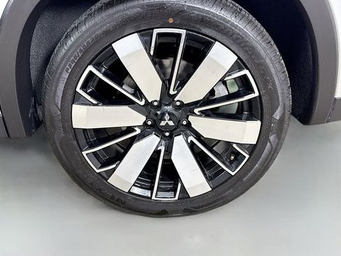 Used 2025 Mitsubishi Outlander SE image 33