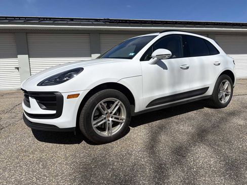 Certified 2025 Porsche Macan image 3