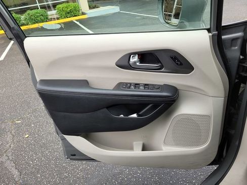 Used 2022 Chrysler Pacifica Touring-L image 27