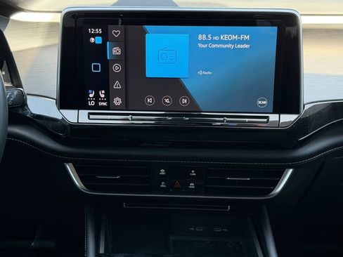 Used 2024 Volkswagen Atlas Cross Sport SE w/ Panoramic Sunroof Package FWD image 17