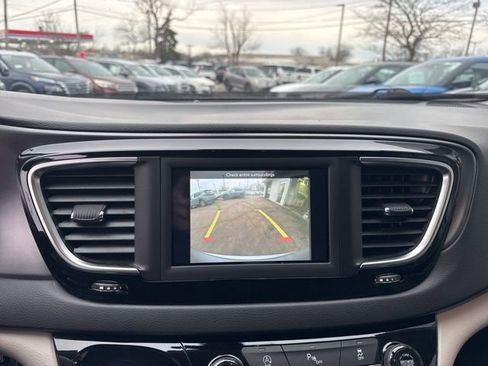 Used 2020 Chrysler Pacifica Touring-L image 15