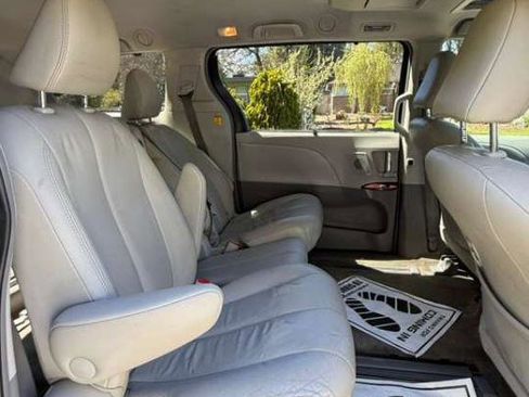 Used 2011 Toyota Sienna XLE w/ Premium Pkg FWD image 11