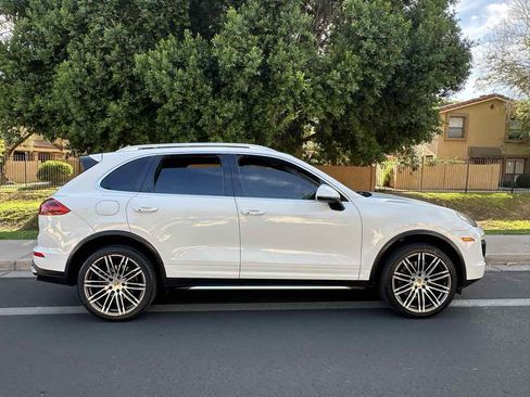 Used 2016 Porsche Cayenne AWD/4WD image 9