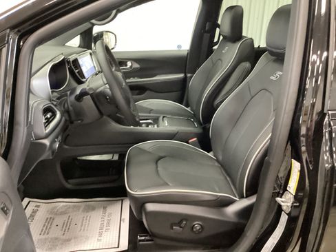 New 2027 Chrysler Pacifica Limited AWD/4WD image 14
