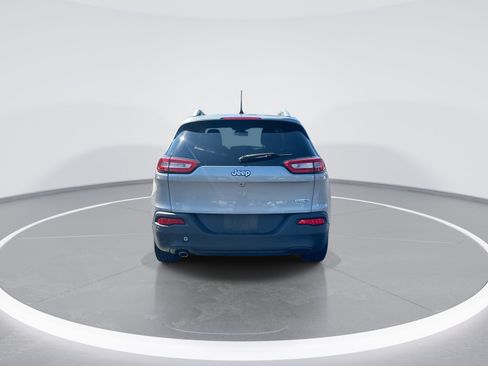 Used 2018 Jeep Cherokee Latitude FWD image 8