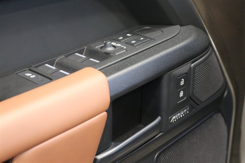 Used 2025 Land Rover Defender 110 AWD/4WD image 38