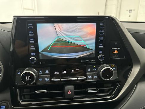 Used 2022 Toyota Highlander XLE AWD/4WD image 20