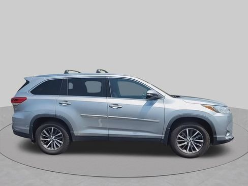 Used 2019 Toyota Highlander XLE AWD/4WD image 11
