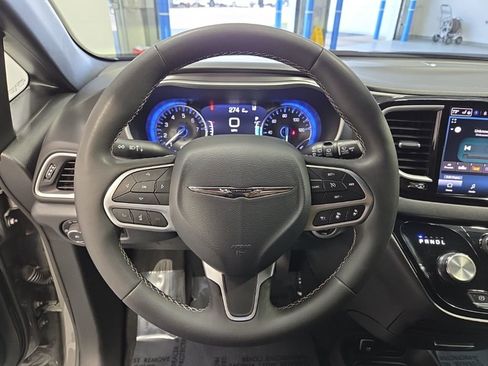 Used 2025 Chrysler Pacifica Select FWD image 12