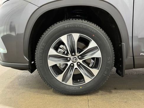 Certified 2024 Toyota Highlander XLE AWD/4WD image 27