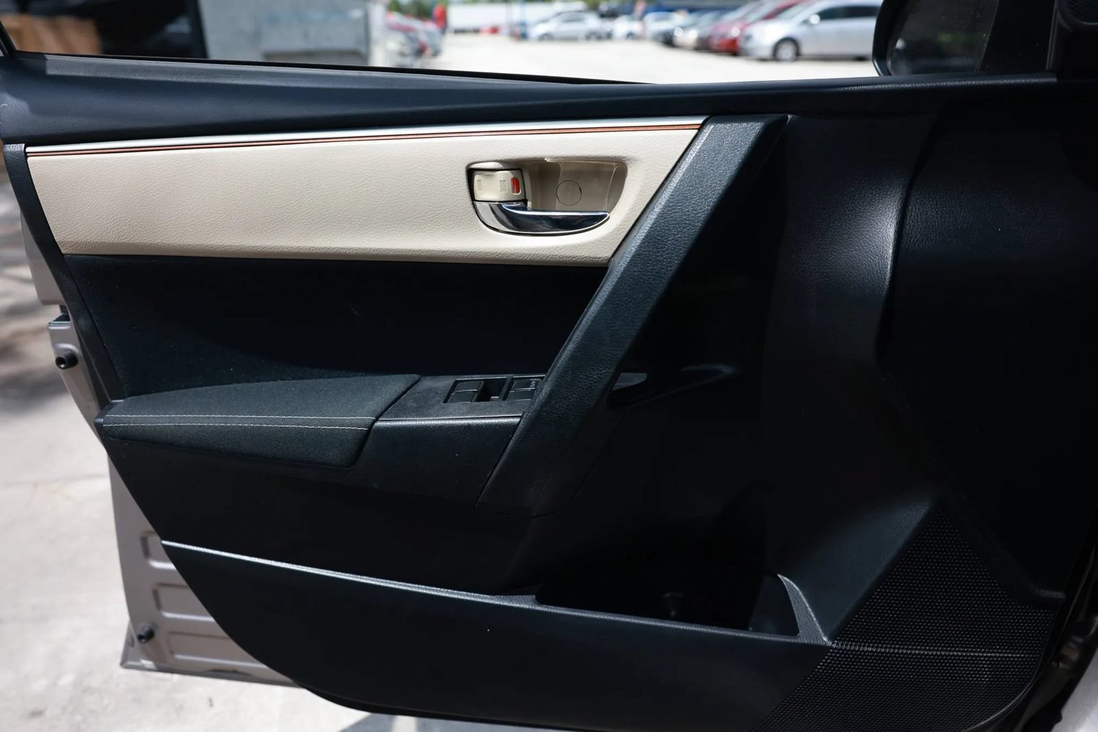 Used 2015 Toyota Corolla LE FWD image 41