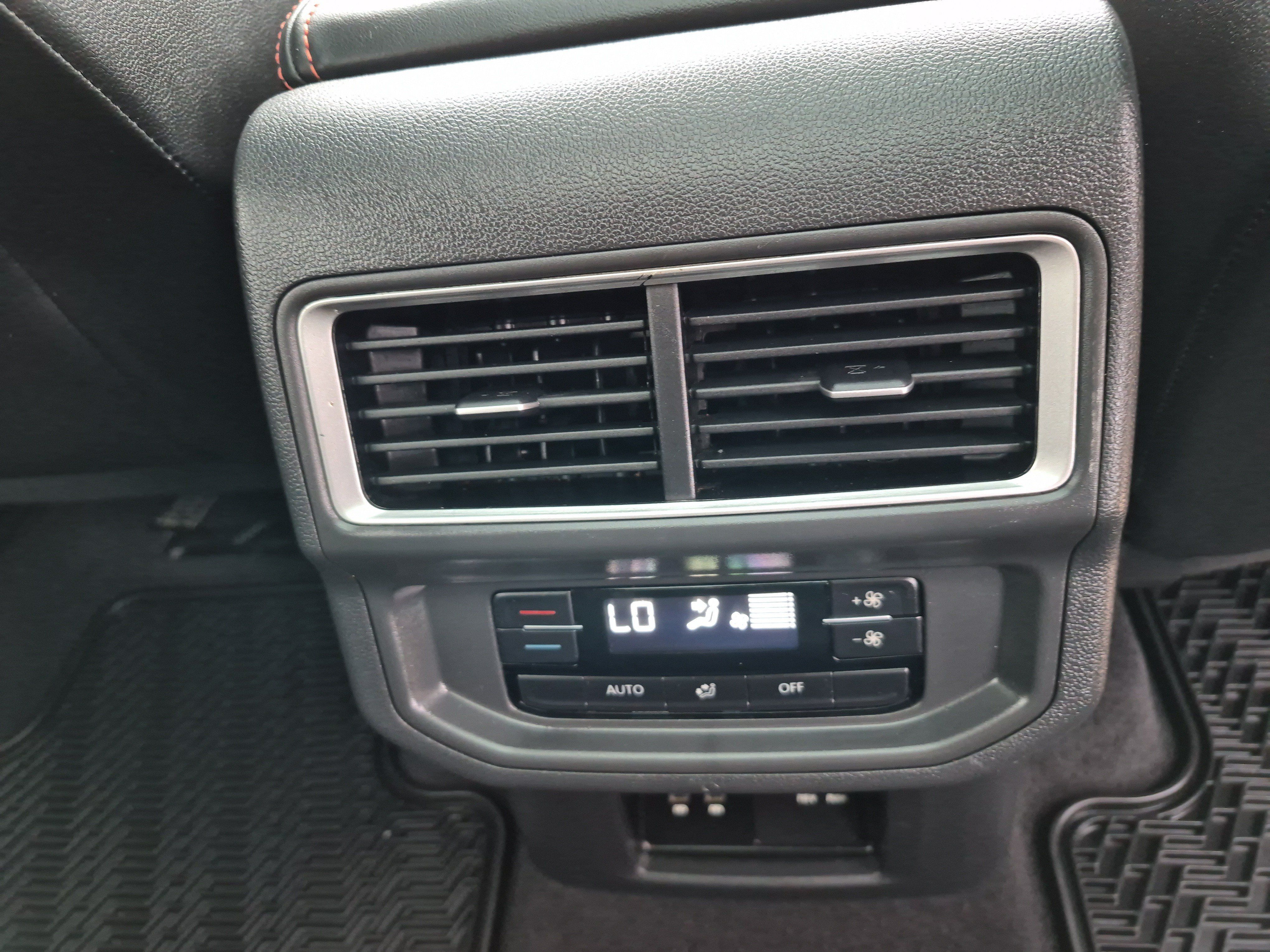 Used 2024 Volkswagen Atlas Peak Edition SE AWD/4WD image 13
