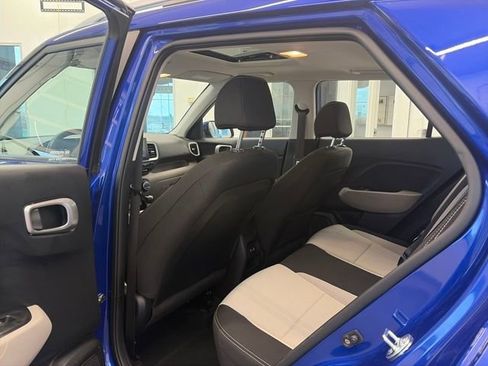 Used 2025 Hyundai Venue SEL FWD image 24