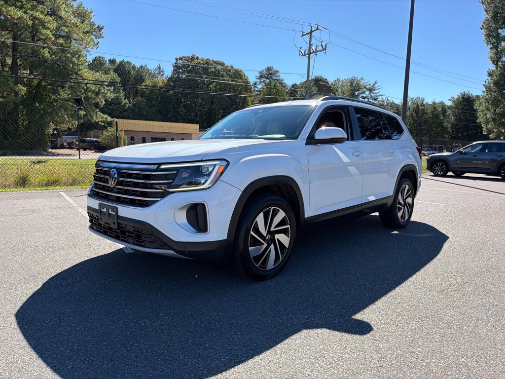 Used 2024 Volkswagen Atlas SE AWD/4WD image 2
