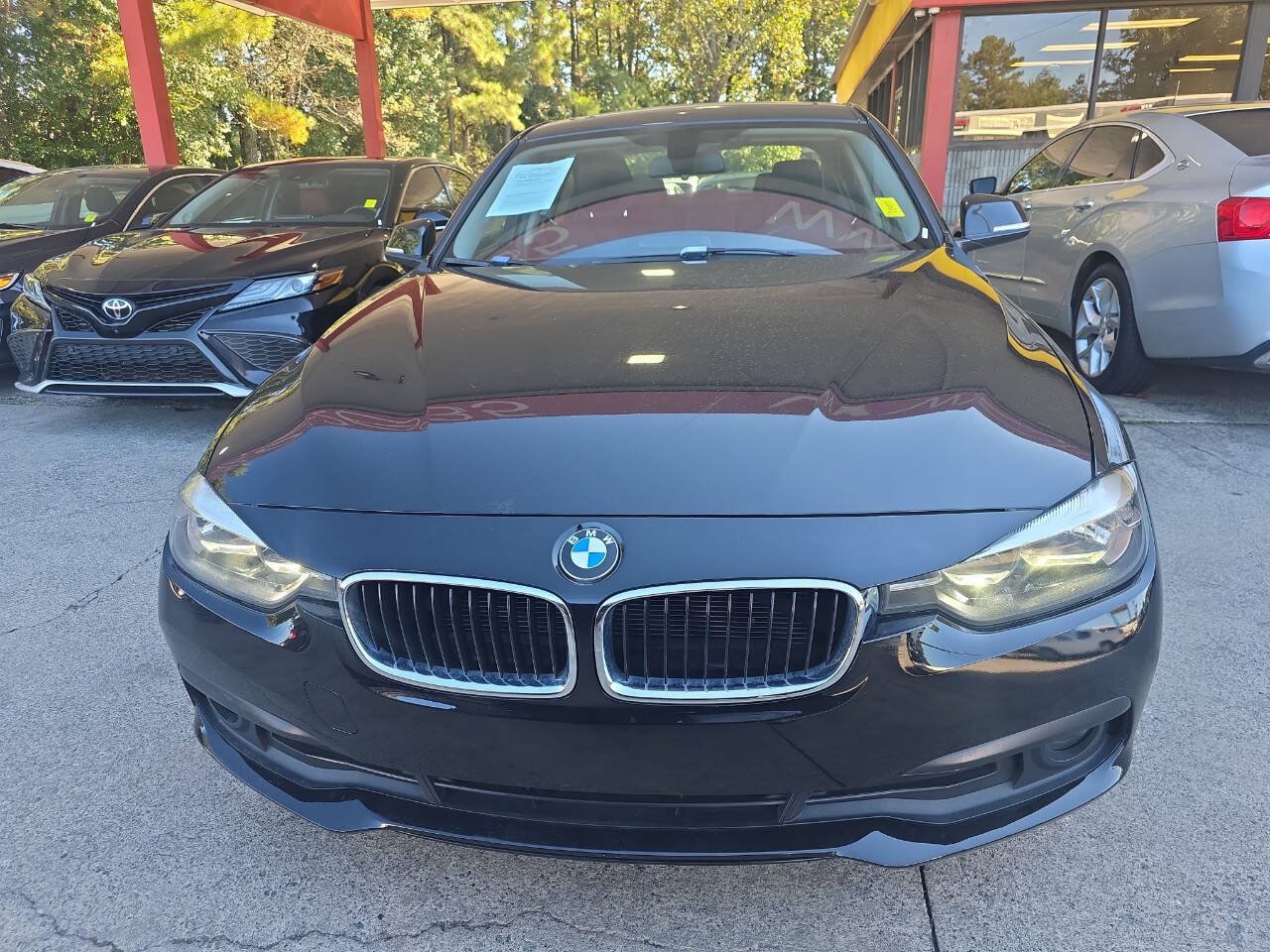 Used 2017 BMW 320i xDrive Sedan AWD/4WD image 3