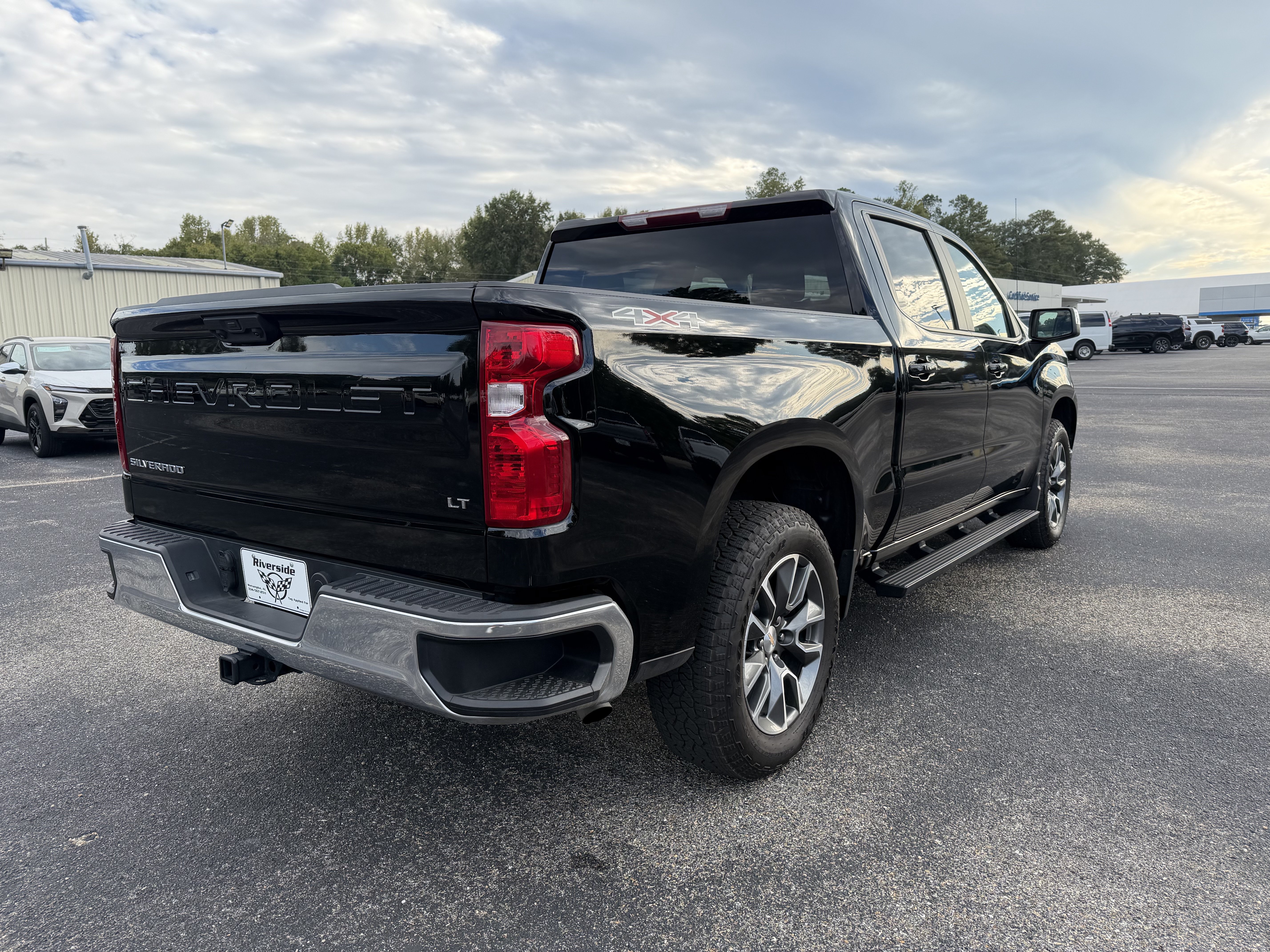 Used 2025 Chevrolet Silverado 1500 LT AWD/4WD image 3