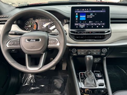 Used 2025 Jeep Compass Limited image 12