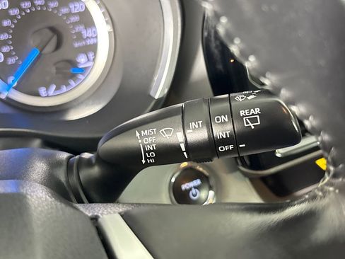 Used 2023 Toyota Highlander XLE FWD image 16