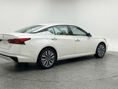Used 2025 Nissan Altima 2.5 SV FWD image 9