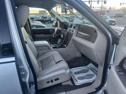 Used 2014 Lincoln Navigator 4WD image 18