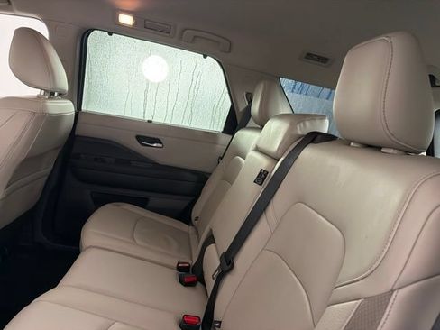 Used 2025 Nissan Pathfinder SL AWD/4WD image 13