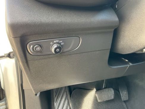 Used 2023 Buick Envision Essence image 9