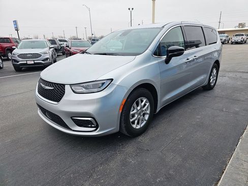 Used 2024 Chrysler Pacifica Touring-L FWD image 7