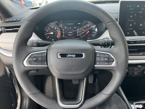 Used 2025 Jeep Compass Limited image 29