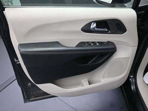 Used 2023 Chrysler Pacifica Touring-L FWD image 25