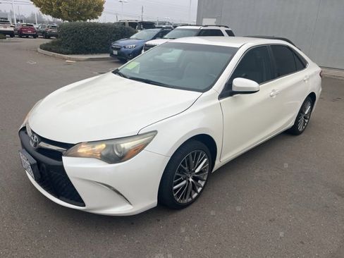 Used 2015 Toyota Camry SE image 1
