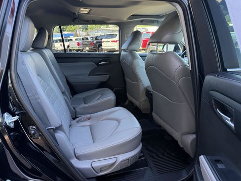 Used 2023 Toyota Highlander XLE AWD/4WD image 12